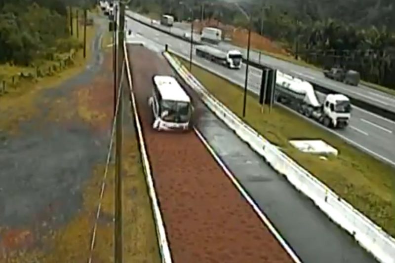 &Ocirc;nibus com 29 pessoas usou &aacute;rea de escape da BR-376 – Foto: Arteris/Reprodu&ccedil;&atilde;o/ND