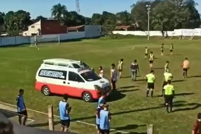 Ambulância ficou presa no gramado após motorista esquecer chave dentro do veículo