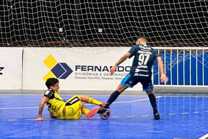Yuri marcou o gol do Jaraguá Futsal