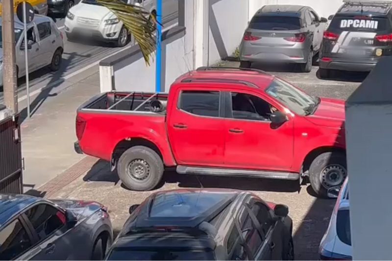 Imagem ilustrativa mostra caminhonete vermelha; Polícia Civil desmantelou quadrilha das caminhonetes em Balneário Camboriú