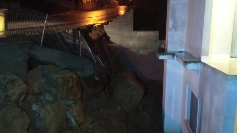 A Defesa Civil e os Bombeiros Voluntários da cidade averiguaram o muro e apesar do susto, nínguem se feriu