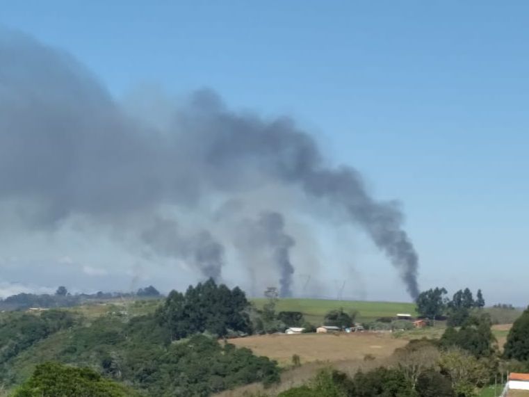 Casas e carros foram incendiados durante a confus&atilde;o na aldeia ind&iacute;gena em Chapec&oacute; – Foto: Divulga&ccedil;&atilde;o/Arquivo/ND