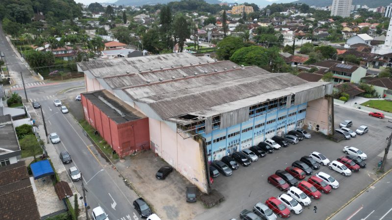 Tradicional ginásio de Joinville é cercado e licitação para obras pode ser lançado neste ano