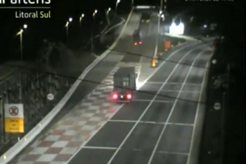 Caminh&atilde;o estava carregado com 24 toneladas de amido – Foto: Arteris Litoral Sul/Divulga&ccedil;&atilde;o/ND