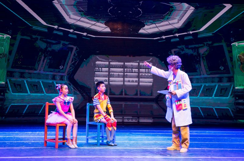 Personagens do espetáculo invadem laboratório e descobrem experimento que tem como objetivo trazer os dinossauros de volta à vida.- Foto: Divulgação/ND