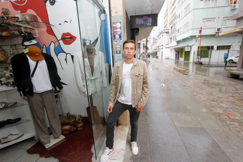 Edson Lopes, 46, propriet&aacute;rio de um brech&oacute; em frente &agrave; via, est&aacute; satisfeito com a obra – Foto: Leo Munhoz/ND