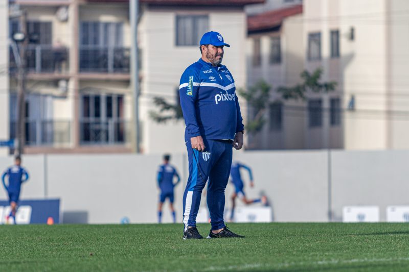 Eduardo Barroca tenta fazer o Avaí decolar na Série B