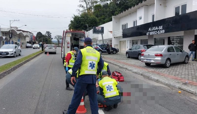 Idoso que sofreu acidente de moto morre em Blumenau