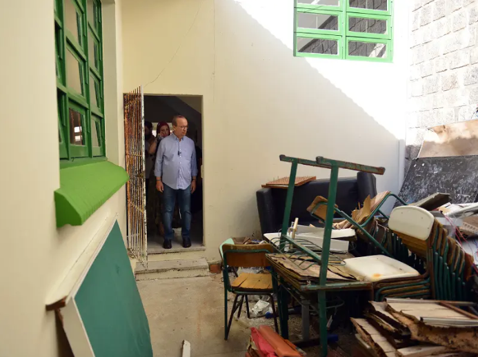 Jorginho confere a situa&ccedil;&atilde;o de escola em Florian&oacute;polis no in&iacute;cio deste ano – Foto: Secom