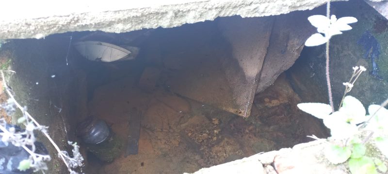 T&uacute;mulo, que al&eacute;m de aberto, est&aacute; com ac&uacute;mulo de &aacute;gua no interior.- Foto: Luiz Fernando Dresch/ND