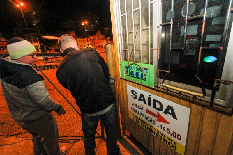 Fechamento do estacionamento da Aflov – Foto: Leo Munhoz/ND