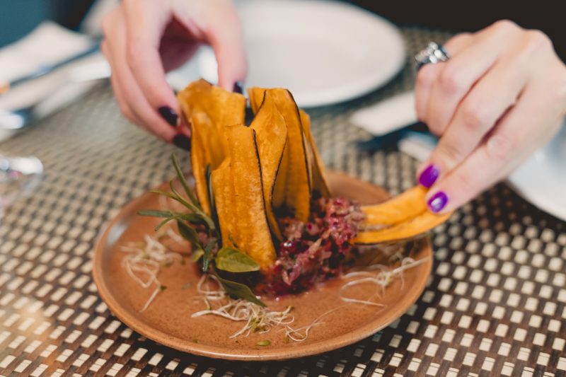 Nas entradas, destaque para o steak tartare com chips de banana e croquetas de de costelinha