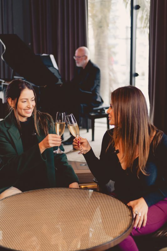 Localizado no L2 do Beiramar Shopping, o bar e restaurante surpreende com sua decora&ccedil;&atilde;o moderna e elegante – Foto: Isis Lacombe