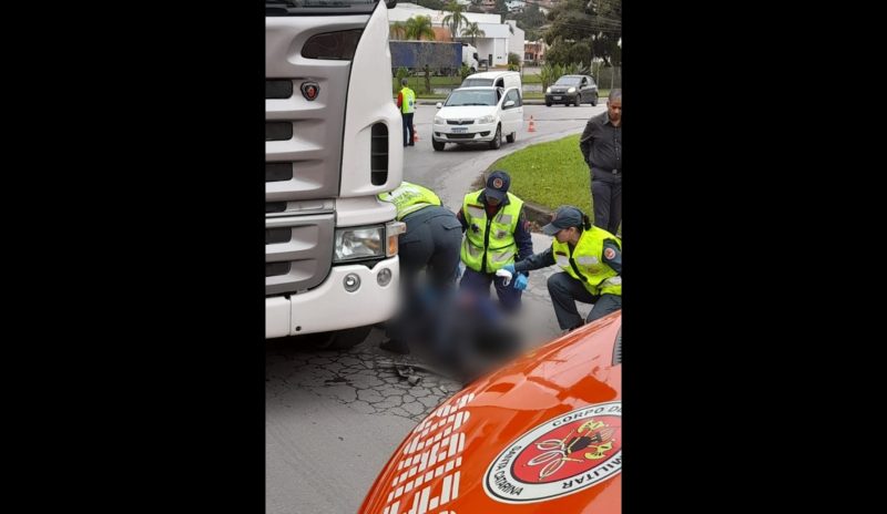 Acidente na rua Frederico Jensen, na Itoupavazinha, deixou jovem ferido nesta quarta-feira (19) – Foto: Redes Sociais/Divulga&ccedil;&atilde;o/ND