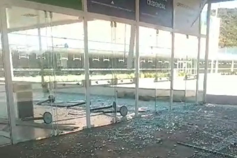 Vidra&ccedil;a do centro de conven&ccedil;&otilde;es foi destru&iacute;da por fortes ventos – Foto: Internet/Reprodu&ccedil;&atilde;o/ND