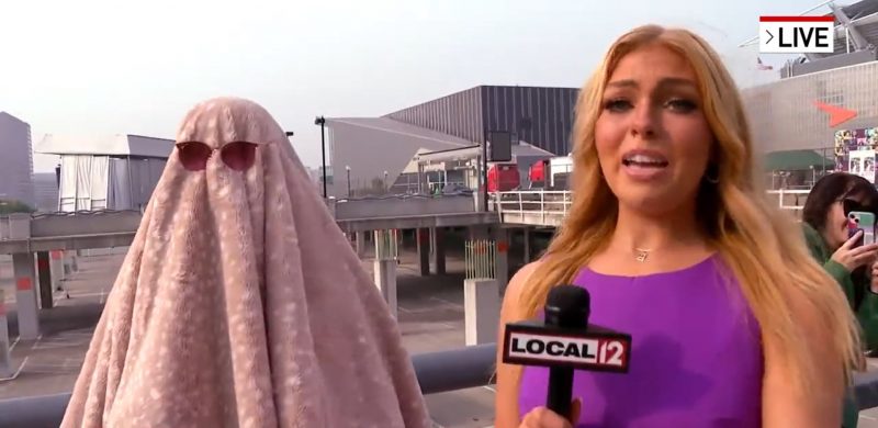 V&iacute;deo de jovem ‘escondida’ em cobertor em entrevista a uma rep&oacute;rter viralizou nesta semana – Foto: @Local12/Twitter/Redes Sociais/Divulga&ccedil;&atilde;o/ND