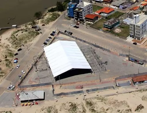 Pra&ccedil;a Seival chegou a receber artistas nacionais como Anitta, Wesley Safad&atilde;o e Alok. – Foto: Elvis Palma/Agora Laguna/ND