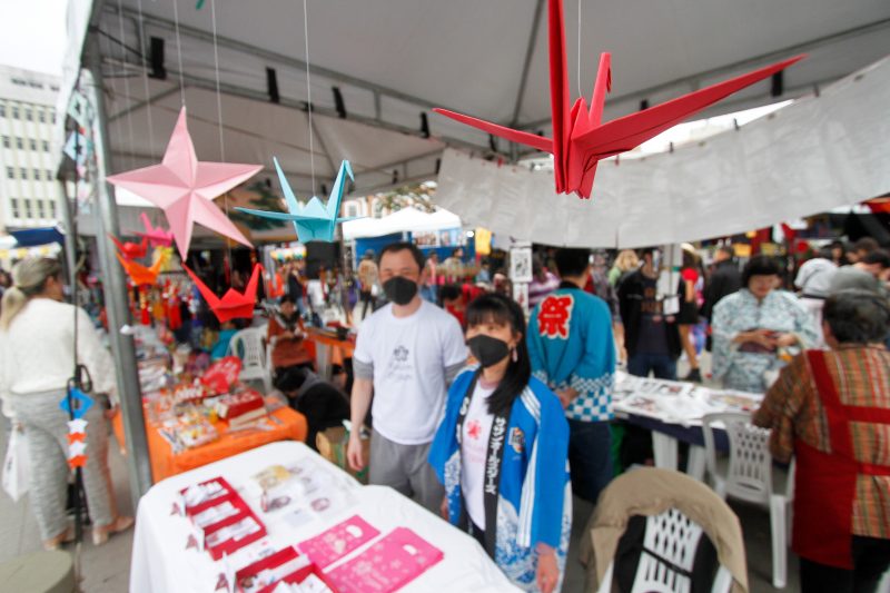 Casal Miyuki e Hideki Murata, do Rio Grande do Sul, venderam origamis no festival – Foto: Leo Munhoz/ND