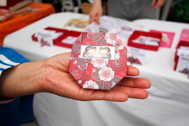 Darama de origami, um talism&atilde; que representa sorte e realizador de desejos, um s&iacute;mbolo de perseveran&ccedil;a – Foto: Leo Munhoz/ND
