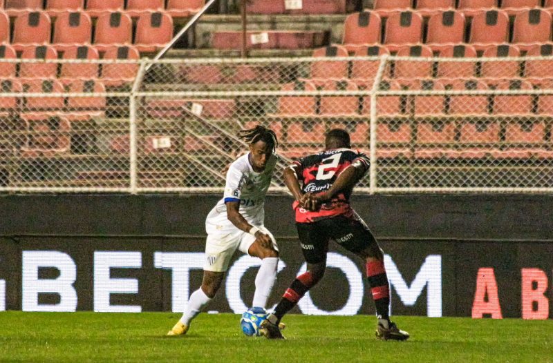 Felipinho durante o jogo contra o Ituano pela S&eacute;rie B – Foto: Andr&eacute; Palma Ribeiro/Ava&iacute; F.C/ND