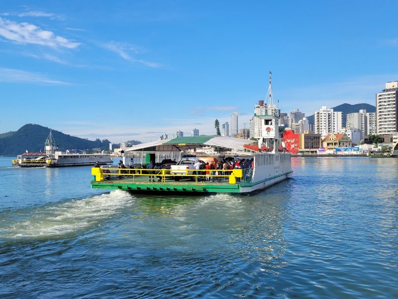 Imagem mostra embarcação do ferry boat fazendo a travessia entre Itajaí e Navegantes