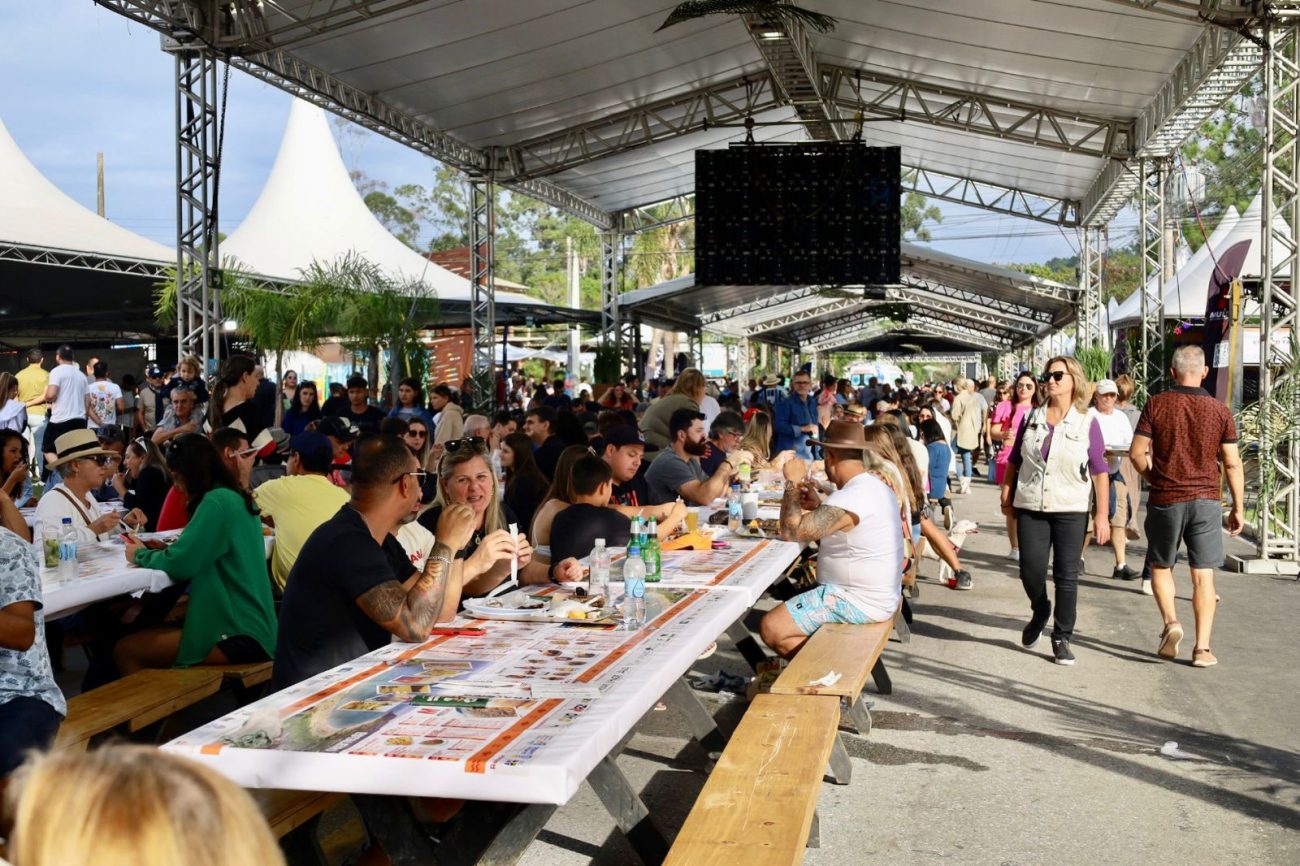 Foto mostra por dentro da estrutura da Festa da Tainha, em Balneário Camboriú