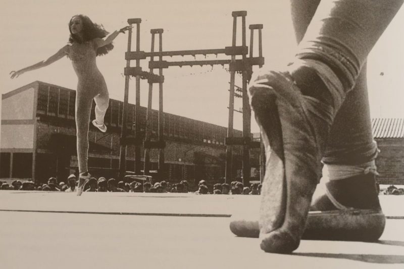 Palco nas f&aacute;bricas – Foto: Reprodu&ccedil;&atilde;o dos livros “15 anos de Dan&ccedil;a” e “Palco da Consagra&ccedil;&atilde;o”