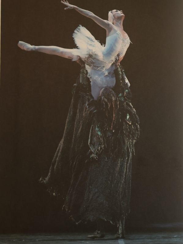 Cec&iacute;lia Kerche em O Lago dos Cisnes em 2008. Apresenta&ccedil;&atilde;o ocorreu por meio do Teatro Municipal do Rio de Janeiro – Foto: Reprodu&ccedil;&atilde;o dos livros “15 anos de Dan&ccedil;a” e “Palco da Consagra&ccedil;&atilde;o”
