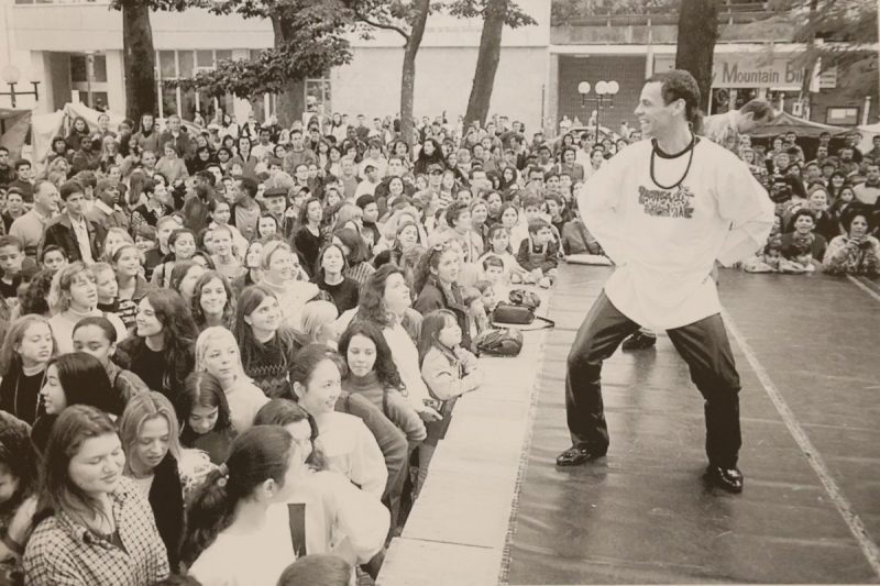 Carlinhos de Jesus na Pra&ccedil;a Nereu Ramos – Foto: Amir Sfaier Filho/Reprodu&ccedil;&atilde;o dos livros “15 anos de Dan&ccedil;a” e “Palco da Consagra&ccedil;&atilde;o”