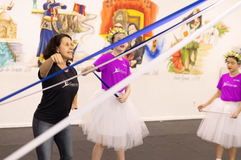 Liliana com os bailarinos ensaiando a coreografia que ser&aacute; apresentada no festival – Foto: Carlos Jr/ND