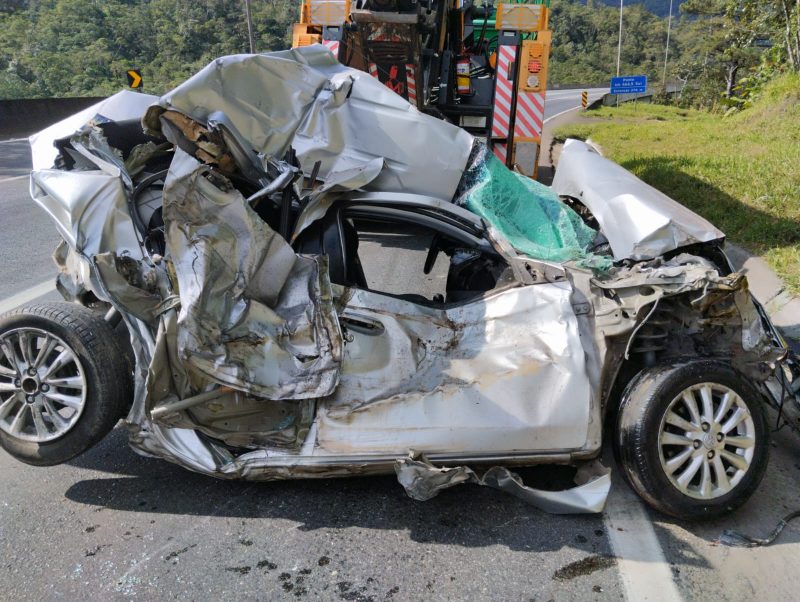 Carro da fam&iacute;lia ap&oacute;s ser retirado de baixo do caminh&atilde;o – Foto: Arquivo Pessoal/Divulga&ccedil;&atilde;o/ND