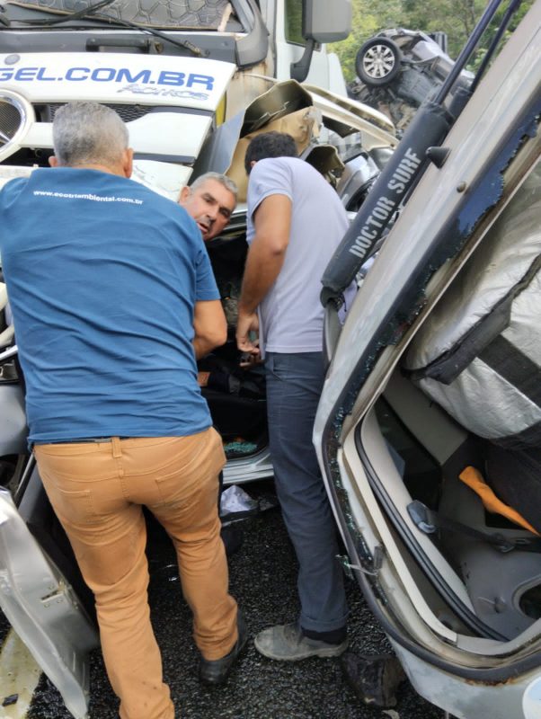 Pessoas que estavam no local socorram as v&iacute;timas at&eacute; a chegada dos bombeiros e da equipe da Arteris – Foto: Arquivo Pessoal/Divulga&ccedil;&atilde;o/ND