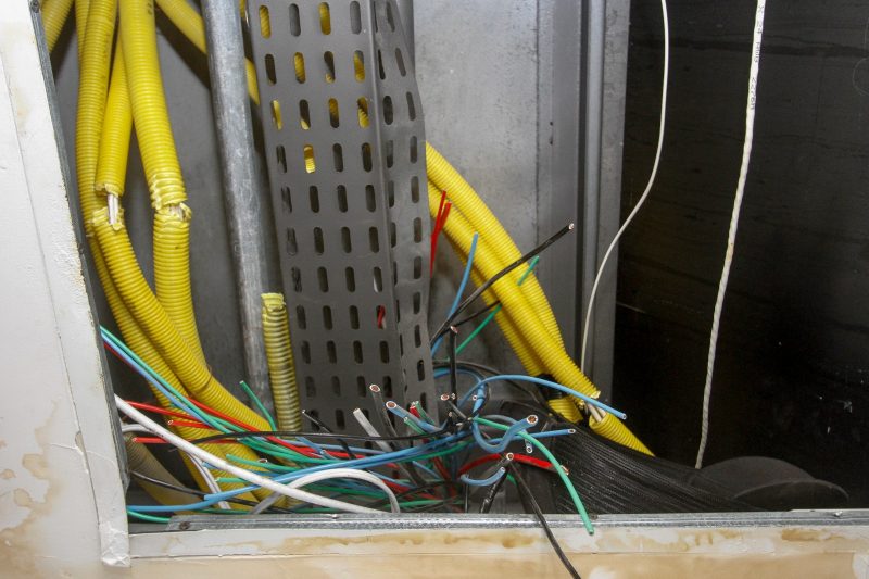 Comerciante deixou fia&ccedil;&atilde;o a perigo no local – Foto: Leo Munhoz/ND