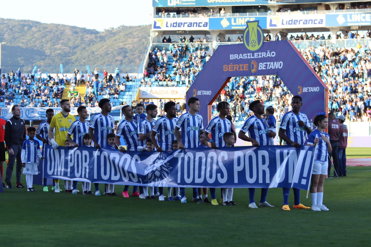 Antes de jogo do Brasil, torcida entra no clima com pintura no