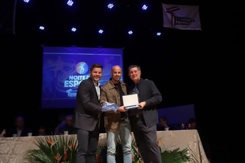 Dilnei Bittencourt, ex-presidente da FME, entre o secret&aacute;rio Ed Pereira e o prefeito Top&aacute;zio Neto – Foto: Pedro Perez/Divulga&ccedil;&atilde;o/ND