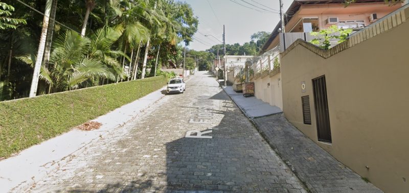 Homem pula diversos muros para tentar fugir da polícia em Blumenau 