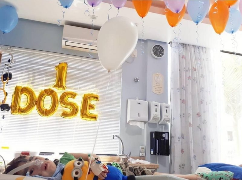 Bernardo, que tem AME, sendo medicado – Foto: LUANA BROC/ARQUIVO PESSOAL/ND