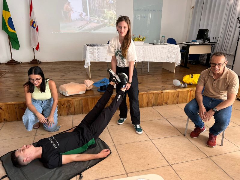 Profissionais aprendem sobre primeiros socorros para saber como agir em situações de emergência