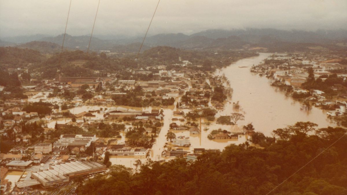 Fotos revelam o impacto do El Niño de 1983, que causou enchentes históricas, deslizamentos e deixou um rastro de destruição em Blumenau - QTU Questões do Universo