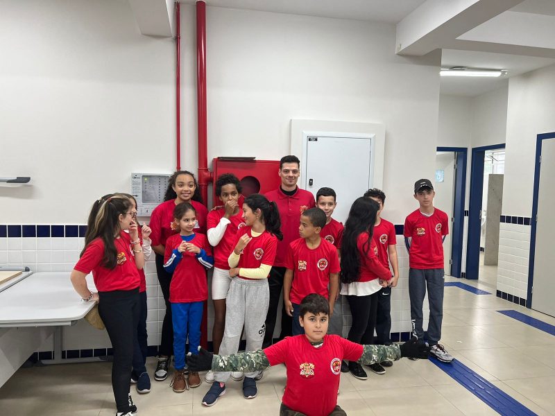 Crianças aprendem sobre a importância da prevenção e o que fazer em casos de emergência