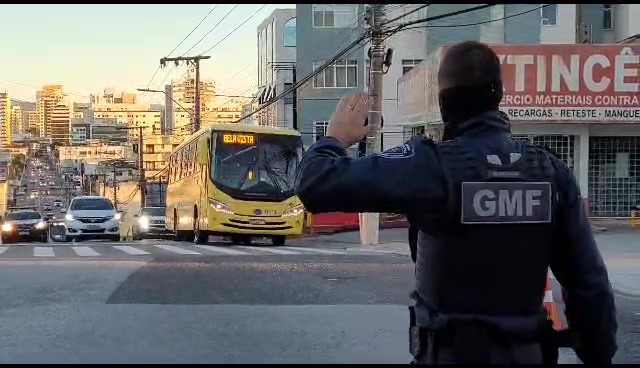 Operação de trânsito da GMF na chegada à Ilha pela ponte Hercílio Luz