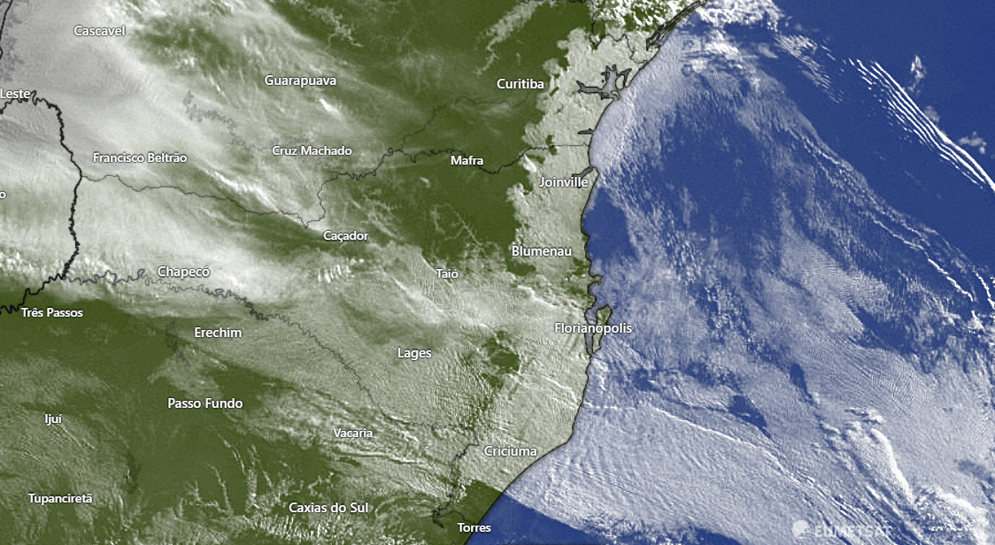 Na foto aparece a imagem de satélite com o mapa de Santa Catarina sofrendo com a atuação de uma frente fria.