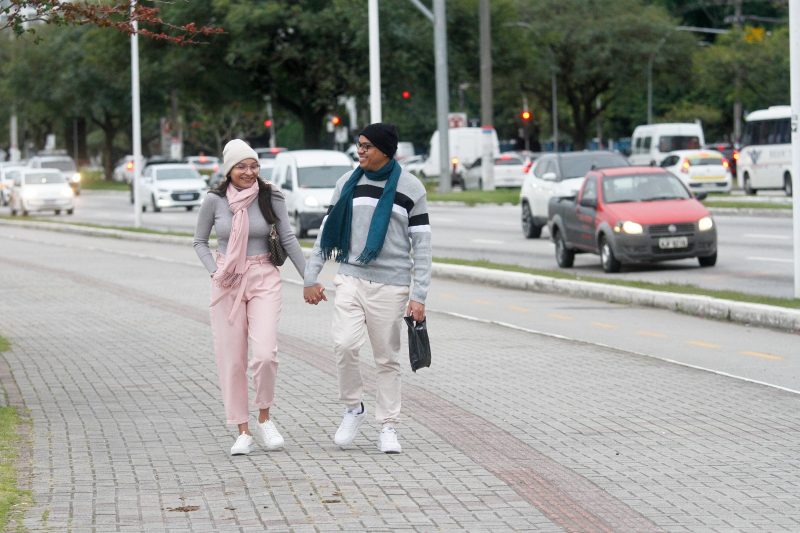 O casal de Fortaleza, no Cear&aacute;, Di&oacute;genes Freitas, 30, e Daniela Freitas, 25, quiseram conhecer de perto algo t&atilde;o incomum na regi&atilde;o nordeste do Brasil – Foto: Leo Munhoz/ND