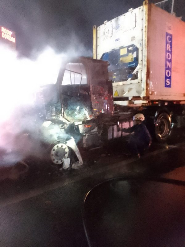 Toda estrutura do caminhão foi preservada graças a atuação do Corpo de Bombeiros no BR-101