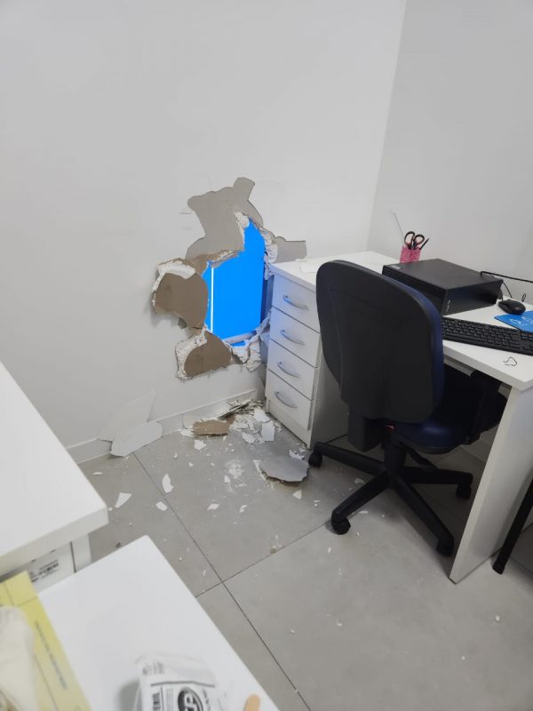 The criminals made a hole in the wall of the medical center in Blumenau – Photo: Military Police/Reproduction/ND