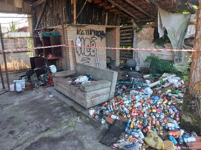 Situação precária em galpão