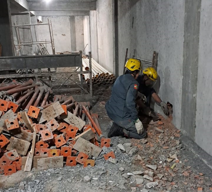 FOTOS: Gato é resgatado após ficar 5 dias preso entre paredes de construção em Palhoça