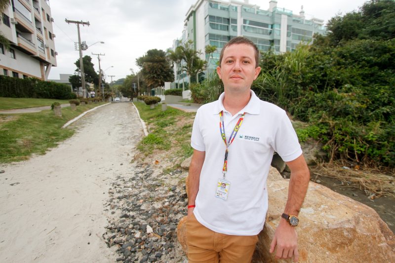 Guia tur&iacute;stico Geovane Altair da Cunha na sa&iacute;da da praia de Canasvieiras, no antigo Caminho do Rei – Foto: Leo Munhoz/ND