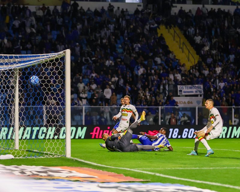 Denilson abriu o placar para o Avaí no primeiro tempo