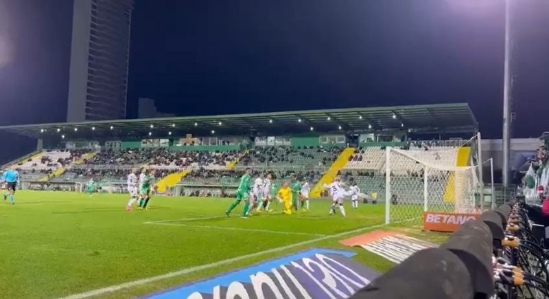 Gustavo Cazonatti aproveitou falha do goleiro para fazer o gol da vitória da Chapecoense